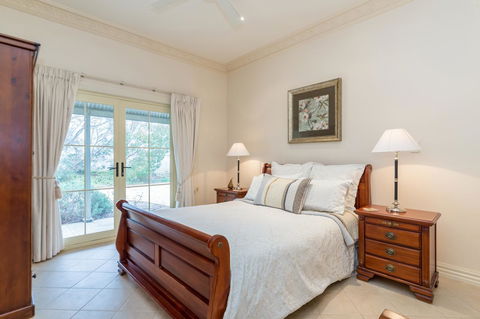 Barossa Vineyard Cottages - Mackay Tourism 12