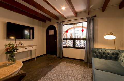 The Manor Basket Range - Mackay Tourism 7