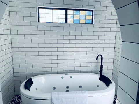 The Manor Basket Range - Mackay Tourism 11