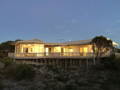 White Sands Holiday Retreat - Mackay Tourism 0