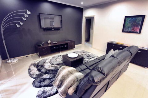 Casavino Luxury Villa - Mackay Tourism 0