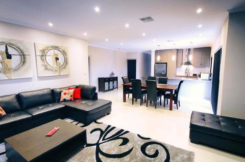 Casavino Luxury Villa - Mackay Tourism 3