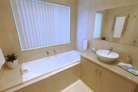 Casavino Luxury Villa - Mackay Tourism 26