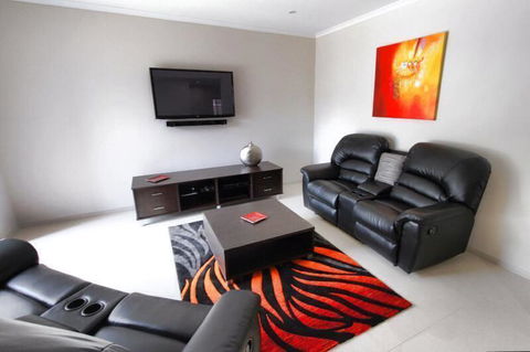 Casavino Luxury Villa - Mackay Tourism 24
