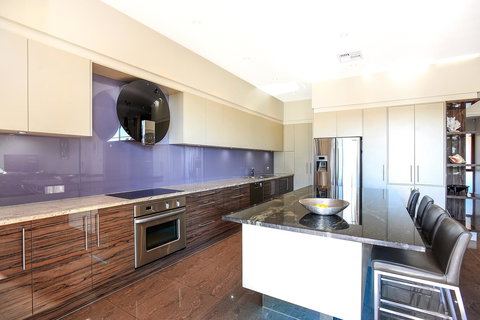 Lavina Luxury Beach House - Mackay Tourism 9