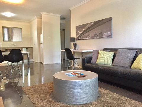 Adelaide DressCircle Apartments - Archer Street - Mackay Tourism 7