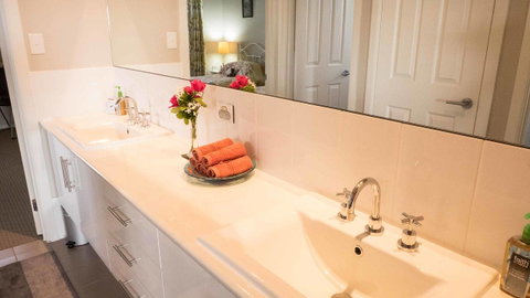 Rezare House Bed & Breakfast - Mackay Tourism 21