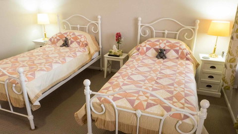Rezare House Bed & Breakfast - Mackay Tourism 7