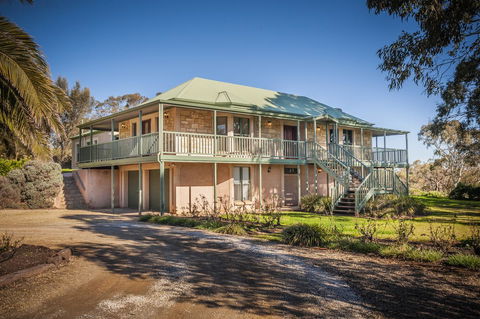Angaston Saleyards Luxury Accommodation - Mackay Tourism 0