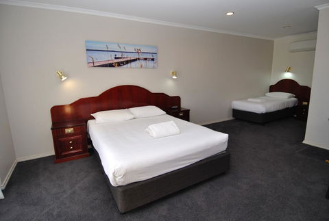 Hilton Beachfront Motel - Mackay Tourism 41