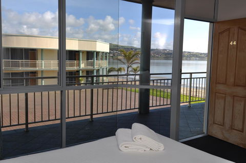 Hilton Beachfront Motel - Mackay Tourism 0