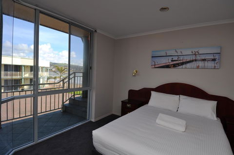 Hilton Beachfront Motel - Mackay Tourism 34