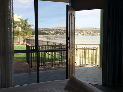 Hilton Beachfront Motel - Mackay Tourism 18