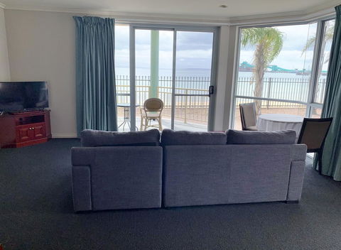 Hilton Beachfront Motel - Mackay Tourism 7