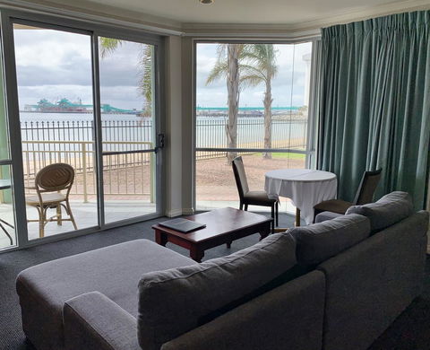 Hilton Beachfront Motel - Mackay Tourism 15