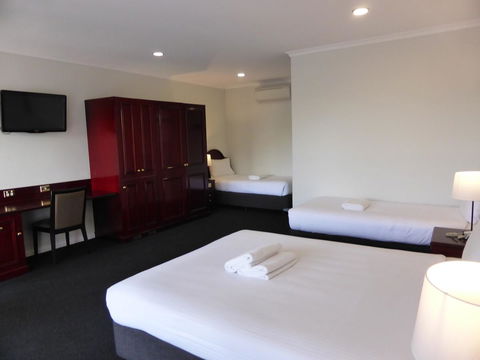 Hilton Beachfront Motel - Mackay Tourism 35