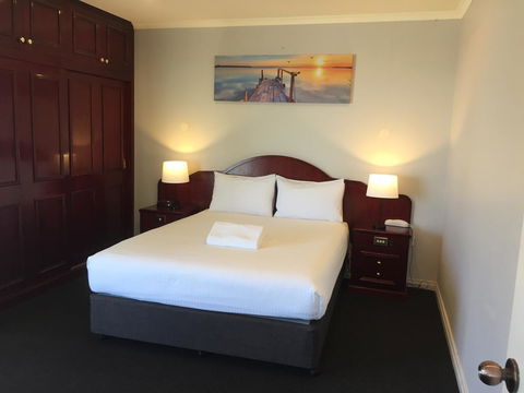 Hilton Beachfront Motel - Mackay Tourism 8