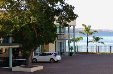 Hilton Beachfront Motel - Mackay Tourism 42