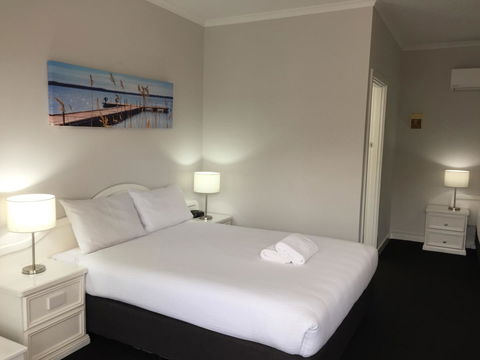 Hilton Beachfront Motel - Mackay Tourism 5