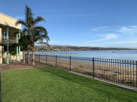 Hilton Beachfront Motel - Mackay Tourism 4