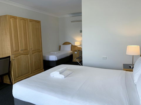 Hilton Beachfront Motel - Mackay Tourism 11