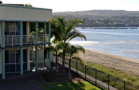 Hilton Beachfront Motel - Mackay Tourism 40