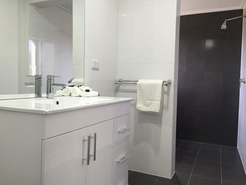 Hilton Beachfront Motel - Mackay Tourism 37