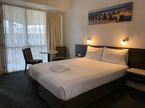 Hilton Beachfront Motel - Mackay Tourism 1