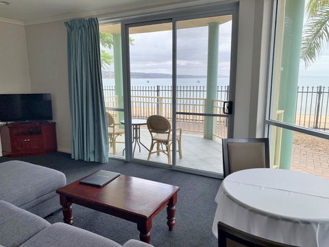 Hilton Beachfront Motel - Mackay Tourism 3