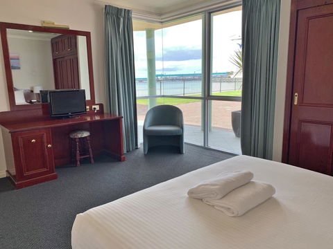 Hilton Beachfront Motel - Mackay Tourism 14