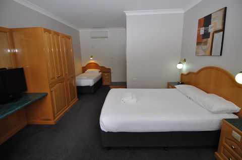 Hilton Beachfront Motel - Mackay Tourism 36