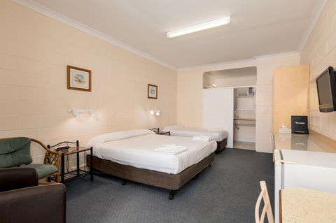 Blue Seas Motel - Mackay Tourism 1