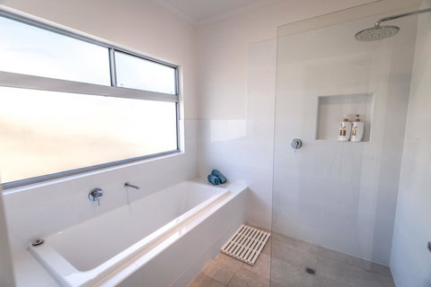 Middle River Beach House, Western House - Mackay Tourism 12