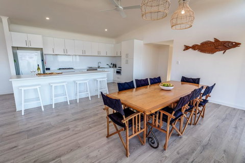 Middle River Beach House, Western House - Mackay Tourism 4