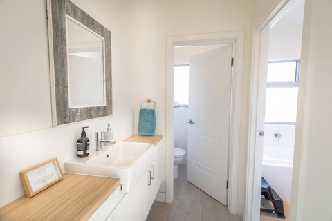 Middle River Beach House, Western House - Mackay Tourism 13