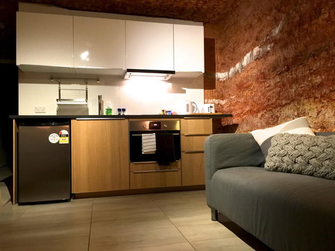 The Lookout Cave Underground Motel - Mackay Tourism 13