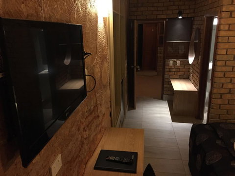 The Lookout Cave Underground Motel - Mackay Tourism 26