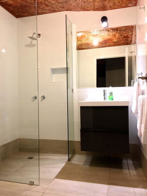 The Lookout Cave Underground Motel - Mackay Tourism 11