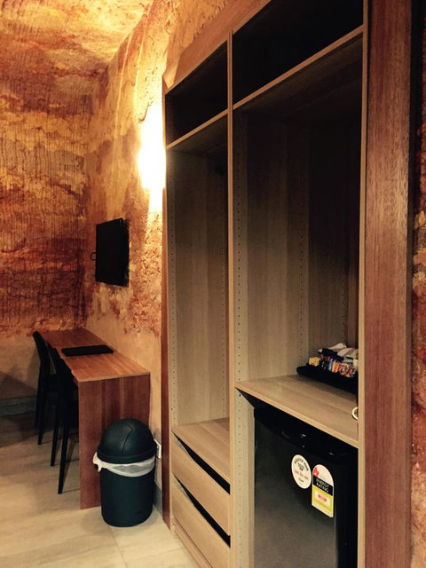 The Lookout Cave Underground Motel - Mackay Tourism 36