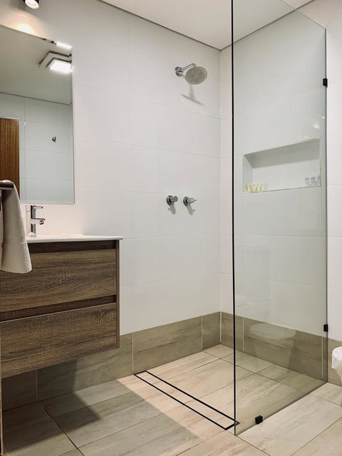 The Lookout Cave Underground Motel - Mackay Tourism 1