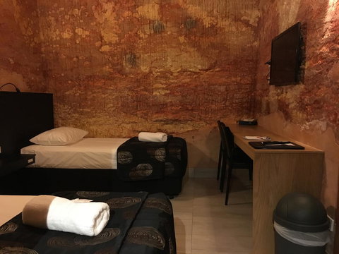 The Lookout Cave Underground Motel - Mackay Tourism 12