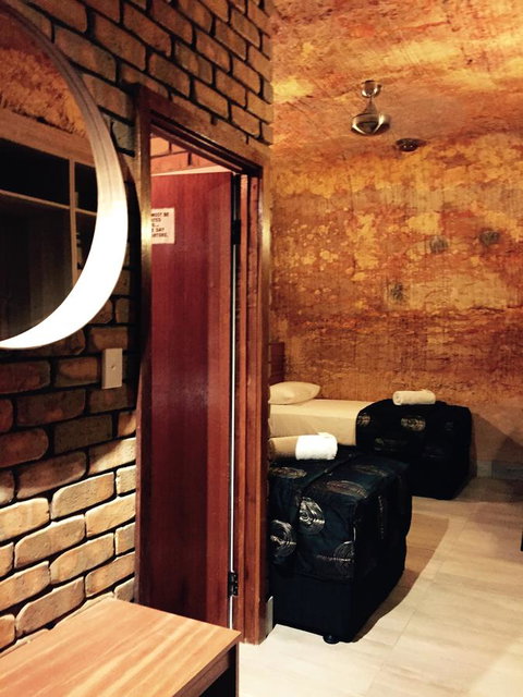 The Lookout Cave Underground Motel - Mackay Tourism 37