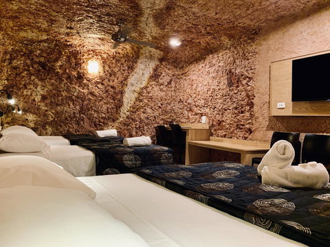 The Lookout Cave Underground Motel - Mackay Tourism 5