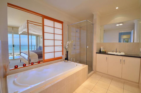 Adelaide Luxury Beach House - Mackay Tourism 11