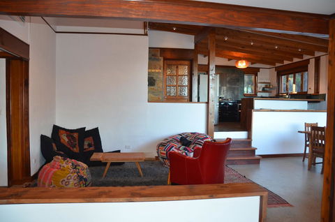 Of Stone & Wood Guesthouse - Mackay Tourism 8