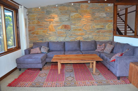Of Stone & Wood Guesthouse - Mackay Tourism 9