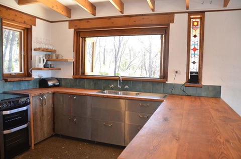 Of Stone & Wood Guesthouse - Mackay Tourism 10