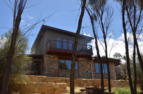Of Stone & Wood Guesthouse - Mackay Tourism 0