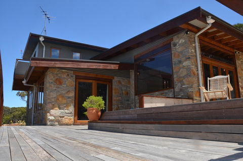 Of Stone & Wood Guesthouse - Mackay Tourism 1