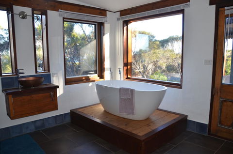 Of Stone & Wood Guesthouse - Mackay Tourism 14